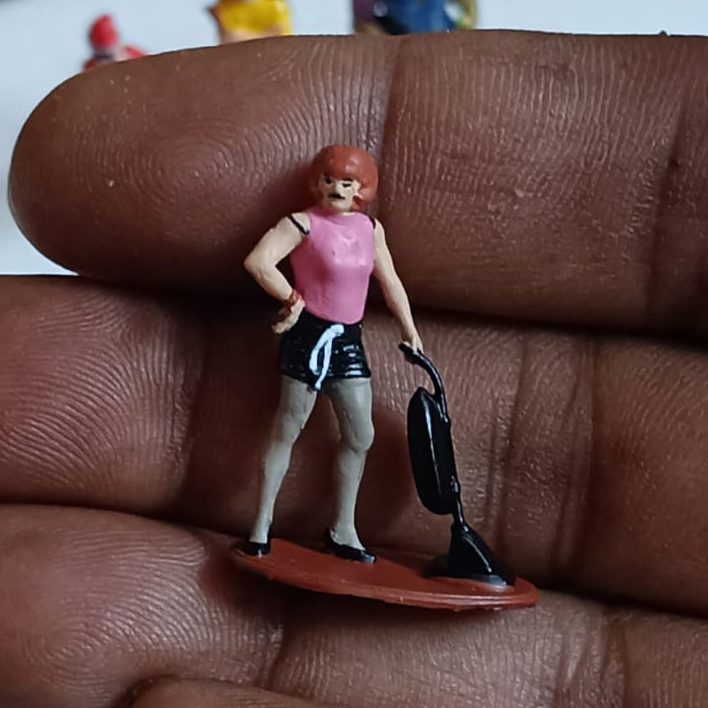 Scale 1:64 Queen Singer Miniature