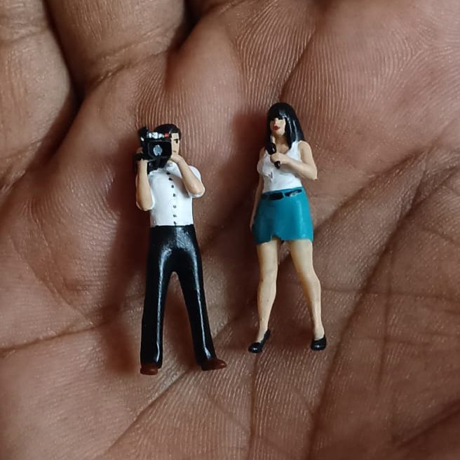 Scale 1:64 Reporter Girl Miniature