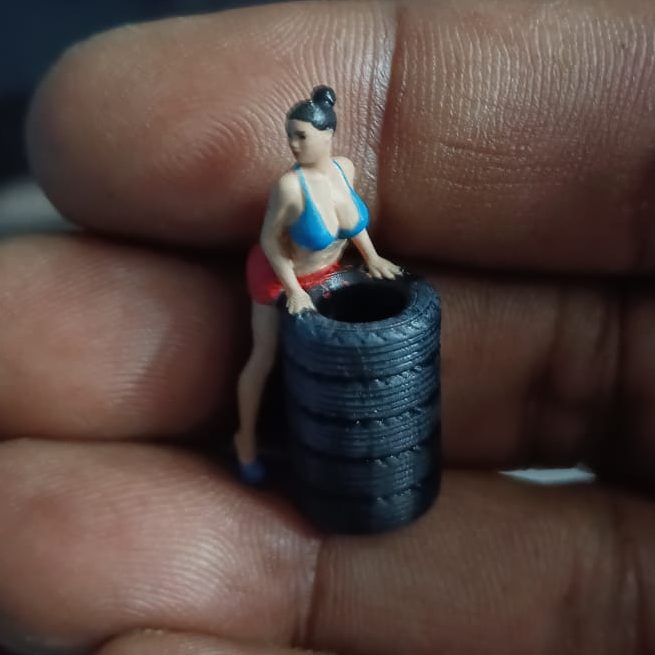 Scale 1:64 Girl with Tyres Miniature