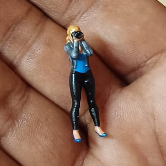 Scale 1:64 Girl Photographer Camera Miniature
