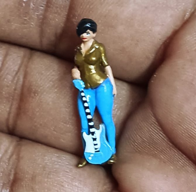 Scale 1:64 Girl With Guitar Miniature