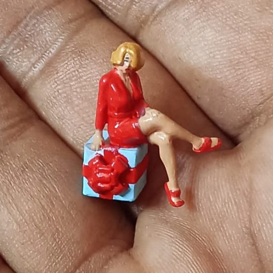Scale 1:64 Girl on Gift Box Miniature